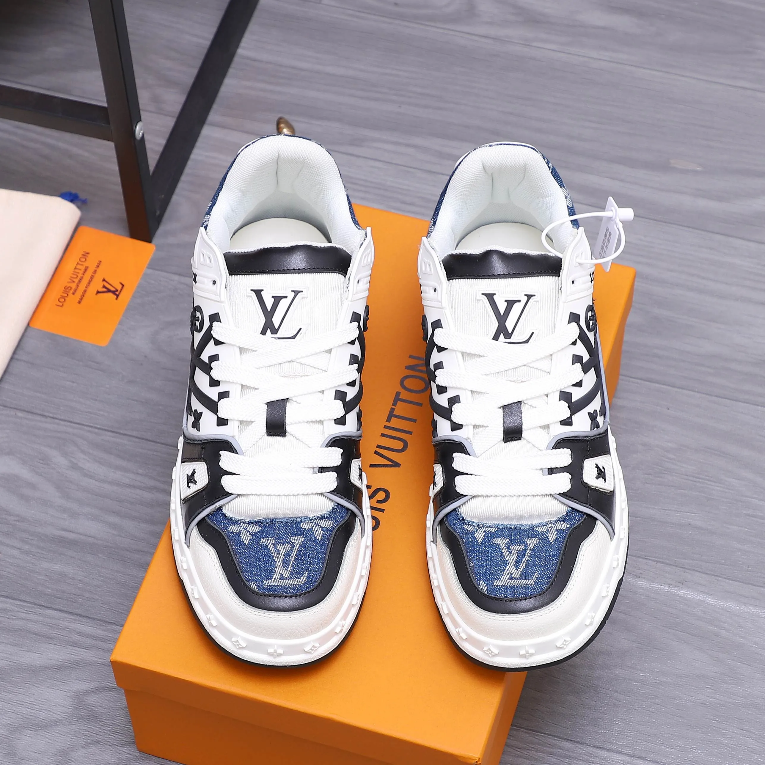 Men's shoes 💰p600 Product trademark: LV "Louis Vuitton" casual lace-up men's shoes Regular size: 38-44 Product material: Selected classic denim woven pattern splicing cowhide upper Breathable mesh lining Original rubber outsole